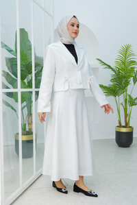 Kısa Fiyonk Detaylı Etek Takım Ekru