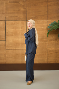 Kol Büzgülü Düğme Detay Yaka Bağlamalı Kot Pantolonlu Takım Lacivert