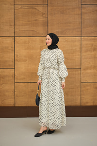 Kolları Büzgülü Bel Bağlamalı Puantiyeli Elbise Beyaz