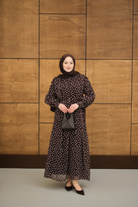 Kolları Büzgülü Bel Bağlamalı Puantiyeli Elbise Kahverengi