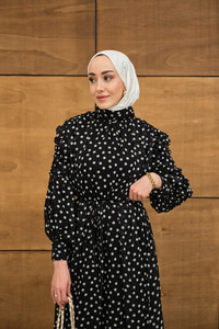 Kolları Büzgülü Bel Bağlamalı Puantiyeli Elbise Siyah