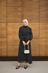 Kolları Büzgülü Bel Bağlamalı Puantiyeli Elbise Siyah