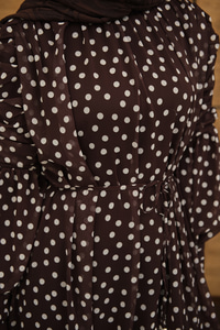 Kolları Büzgülü Bel Bağlamalı Puantiyeli Elbise Kahverengi