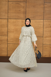 Kolları Büzgülü Bel Bağlamalı Puantiyeli Elbise Beyaz