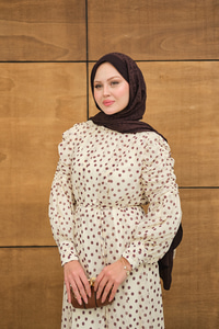 Kolları Büzgülü Bel Bağlamalı Puantiyeli Elbise Krem