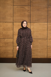 Kolları Büzgülü Bel Bağlamalı Puantiyeli Elbise Kahverengi