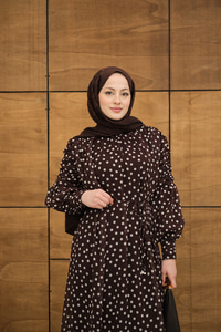Kolları Büzgülü Bel Bağlamalı Puantiyeli Elbise Kahverengi