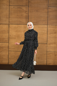 Kolları Büzgülü Bel Bağlamalı Puantiyeli Elbise Siyah