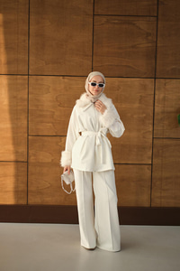 Kolları Ve Yakası Kürk Detay Takım Beyaz