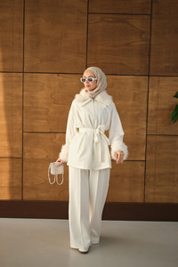 Kolları Ve Yakası Kürk Detay Takım Beyaz