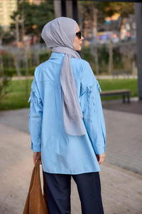 Kolu Bağcık Detaylı Fiyonklu Gömlek Mavi