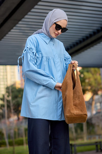 Kolu Bağcık Detaylı Fiyonklu Gömlek Mavi