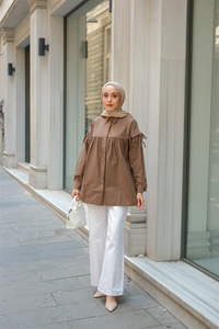 Kolu Bağcık Fiyonklu Gömlek Kahverengi