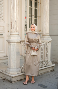 Kolu Lastik Aksesuarlı Elbise Taş