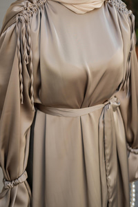 Kolu Lastik Aksesuarlı Elbise Taş