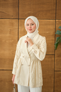 Kruvaze Yaka Brode Detaylı Apoletli Ceket Krem