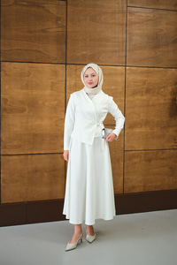 Kruvaze Yaka Takım Beyaz