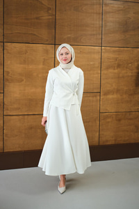 Kruvaze Yaka Takım Beyaz