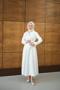 Kruvaze Yaka Takım Beyaz