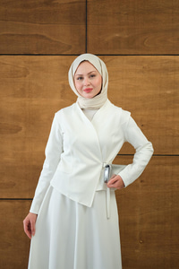 Kruvaze Yaka Takım Beyaz