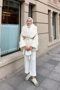 Kürk Detay Bel Bağlamalı Kısa Kaban Krem