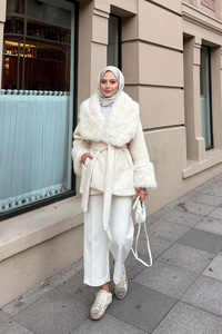 Kürk Detay Bel Bağlamalı Kısa Kaban Krem