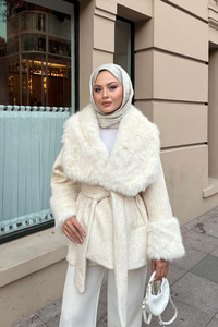 Kürk Detay Bel Bağlamalı Kısa Kaban Krem