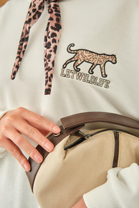 Leopar Fular Detay Sweat Beyaz