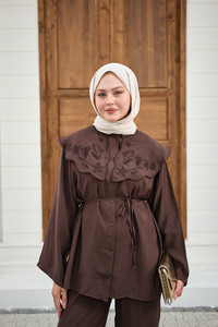 Mendil Yaka Nakış Çiçek Detay Takım Kahverengi