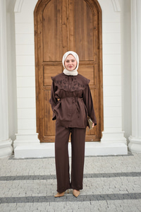 Mendil Yaka Nakış Çiçek Detay Takım Kahverengi