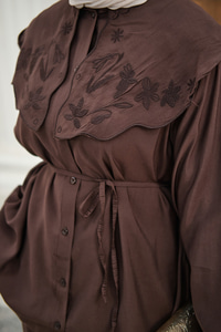 Mendil Yaka Nakış Çiçek Detay Takım Kahverengi