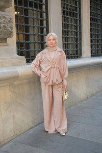 Musleya Önü Pile Detay Süet Takım Bej