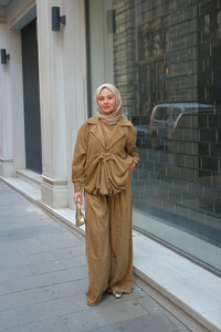 Musleya Önü Pile Detay Süet Takım Vizon