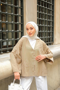 Nakış Detay V Yaka Gömlek Vizon