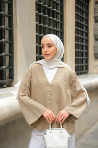 Nakış Detay V Yaka Gömlek Vizon