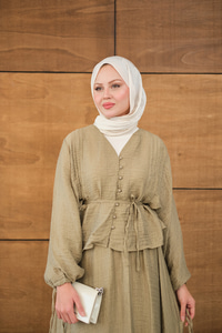 Nervür Detaylı Kendinden Desenli Etekli Takım Yağ Yeşil