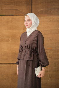 Nervür Detaylı Kendinden Desenli Etekli Takım Kahverengi