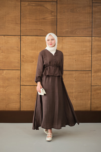 Nervür Detaylı Kendinden Desenli Etekli Takım Kahverengi