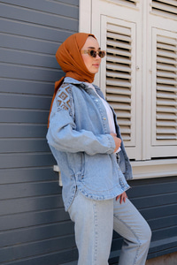 Omuz ve Sırt Detayı Nakışlı Çıtçıtlı Denim Gömlek Mavi