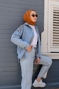 Omuz ve Sırt Detayı Nakışlı Çıtçıtlı Denim Gömlek Mavi
