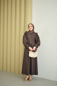 Omuzları Ve Beli Fırfır Detaylı Etekli Takım Kahverengi