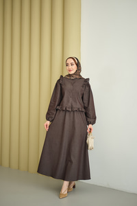 Omuzları Ve Beli Fırfır Detaylı Etekli Takım Kahverengi