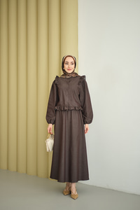 Omuzları Ve Beli Fırfır Detaylı Etekli Takım Kahverengi