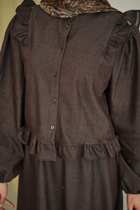 Omuzları Ve Beli Fırfır Detaylı Etekli Takım Kahverengi