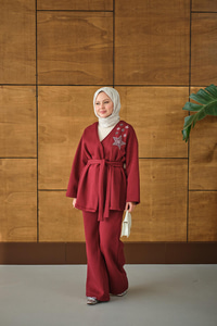 Omzu Yıldız Detaylı Bel Bağlamalı Takım Bordo