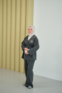 Omzu Yıldız Detaylı Bel Bağlamalı Takım Füme