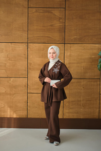 Omzu Yıldız Detaylı Bel Bağlamalı Takım Kahverengi