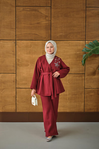 Omzu Yıldız Detaylı Bel Bağlamalı Takım Bordo