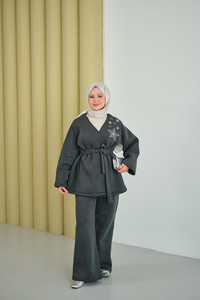 Omzu Yıldız Detaylı Bel Bağlamalı Takım Füme