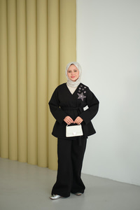 Omzu Yıldız Detaylı Bel Bağlamalı Takım Siyah